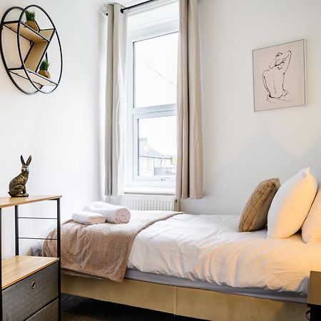 Вілла Stunning House Sleeps 7 - Parking Бакстон Екстер'єр фото